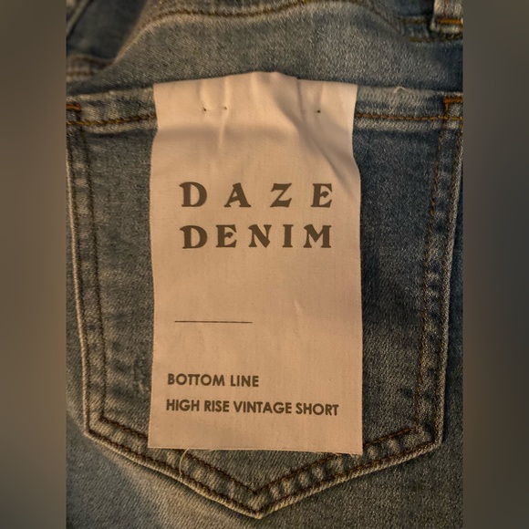 NWTs Daze Denim Bottom Line High Rise Vintage Short Button Fly Size 28 - Picture 6 of 6